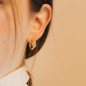 Duo Hoops von Caitlyn Minimalist • Moderne Huggie-Creolen • Minimalistische Doppelcreolen • Minimalistischer Schmuck • Geschenk für Sie • ER080