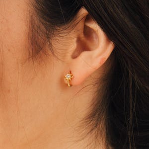Sun Huggie oorbellen van Caitlyn Minimalist • Zomerse Huggie oorringen • Diamanten oorbellen • Minimalistische oorbellen • Cadeaus voor mama • ER095