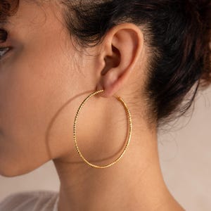 Caitlyn Minimalistの大きなテクスチャードフープ。薄型ゴールドのハンマー加工フープイヤリング。軽量なステートメントジュエリー。彼女へのトレンディなギフト。ER691