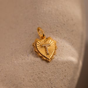 Colgante inicial en forma de corazón acanalado de Caitlyn Minimalist • Dijes iniciales en forma de corazón con pavé vintage para collares • Joyería Art Déco • Regalo para esposa • XR081