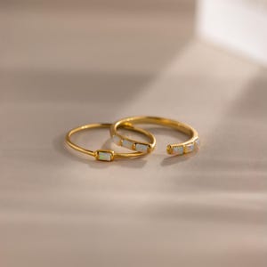 Conjunto de anillos de ópalo baguette de Caitlyn Minimalist • Juego de 2: delicados anillos apilables con piedras preciosas de ópalo • Joyería nupcial • Regalo para ella • RR187 imagen 2