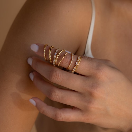 Ensemble de 3 bagues fines serties de diamants par Caitlyn Minimalist • Bijou de mariage • Cadeau d'anniversaire pour elle • RR109