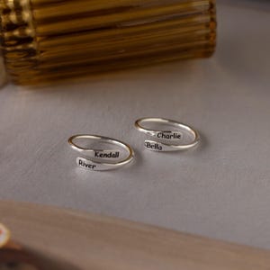 Namensring mit Gravur von Caitlyn Minimalist • Individuell gestalteter Namensring mit abgerundeten Kanten • Personalisierter Silberschmuck • Geschenk für Mama • RM83F38