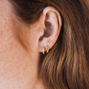 Huggie Earrings by Caitlyn Minimalist • Dainty Huggie Hoop Earrings in Gold, Sterling Silver, Rose Gold • Perfect For Everyday Wear • ER007