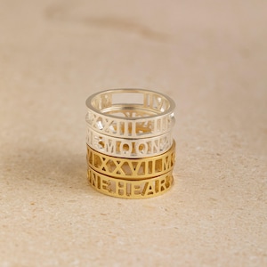 Anello moderno con nome di Caitlyn Minimalist • Anello con numeri romani • Anello di fidanzamento fatto a mano • Gioielli da uomo personalizzati • Regalo personalizzato • RM03