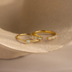 Conjunto de anillos de ópalo baguette de Caitlyn Minimalist • Juego de 2: delicados anillos apilables con piedras preciosas de ópalo • Joyería nupcial • Regalo para ella • RR187 imagen 8
