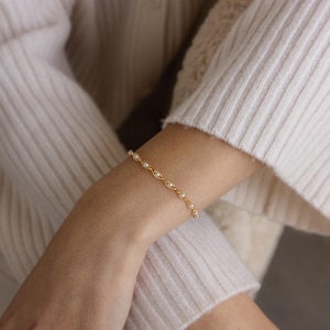 Eternity Pearl Bracelet by Caitlyn Minimalist • Beaded Pearl Infinity Link Chain Bracelet • Bridesmaid Jewelry • Birthday Gifts • BR088