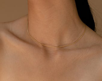 Schlangenkette • Zarte Goldkette von Caitlyn Minimalist • Schlichte Kette zum Kombinieren • Geschenk für Sie • NR052