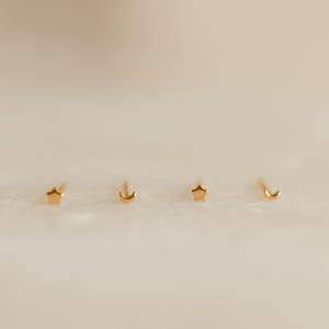 Kleine maan- en sterrenoorbellen van Caitlyn Minimalist • Fijne oorbellen met verschillende steentjes • Hemelse sieraden • Verjaardagscadeau voor haar • ER053
