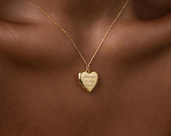 Collar con medallón en forma de corazón grabado de Caitlyn Minimalist • Collar con colgante con escritura personalizada • Joyería personalizada • Regalo para mamá • NM226NI