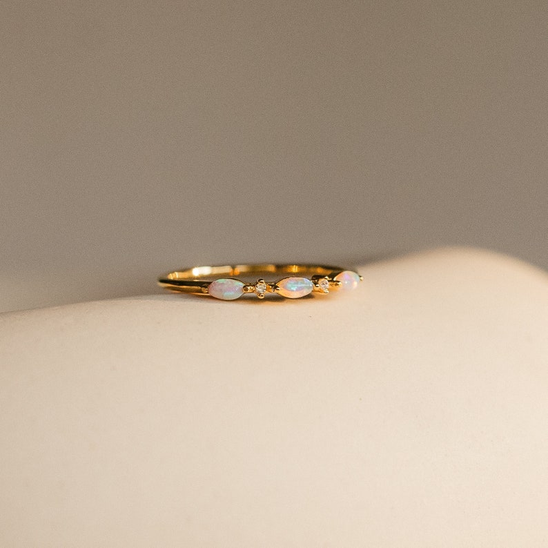 Delicado anillo de ópalo de Caitlyn Minimalista Anillo de marquesa de diamantes y ópalo Joyería celestial de oro delicado Anillo de promesa, regalo para ella RR072 imagen 1