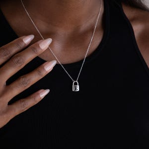 Hangerketting met initialen en slot van Caitlyn Minimalist • Hangerketting met slot en gepersonaliseerde letter • Zilveren sieraden • Gepersonaliseerd cadeau voor haar • NM72F33