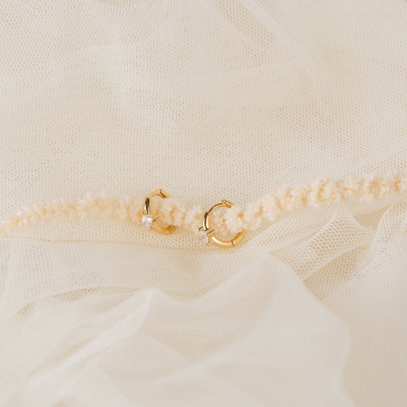 【CaitlynMinimalist】リブハギーズピアス Athena Gemstone Huggie Hoop Earrings | Caitlyn Minimalist