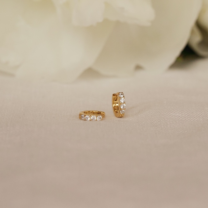 Pavé-Huggie-Creolen Diamant-Stein-Ohrringe Kleine Gold-Creolen Minimalistischer Schmuck Hochzeitsohrringe Geschenk für Sie ER111 Bild 1