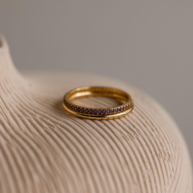 Conjunto de Anéis com Pedras de Nascimento Eternity da CaitlynMinimalist • Anel personalizado com pedra de nascimento e aro fino em ouro • Joias minimalistas • Presente para mães • RM172 18K GOLD