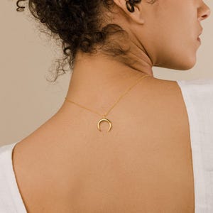 Halsband med halvmåne • Minimalistiskt halsband • Halsband med halvmånehänge • Himmelssmycken • Perfekt för att kombinera halsband • NR040