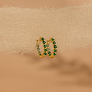 Pendientes de aro esmeralda Inside Out de Caitlyn Minimalist • Pendientes delicados con cuentas • Pendientes de aro de cristal • Joyería de esmeraldas • Regalo para ella • ER482