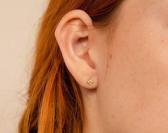 Pendientes de botón con forma de flor de hiedra de ópalo de Caitlyn Minimalist • Pendientes delicados con forma de flor, pendientes para cartílago • Joyería de ópalo • El mejor regalo para mamá • ER420