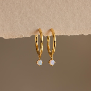 Delicati orecchini a cerchio con opale di Caitlyn Minimalist • Orecchini a cerchio sottili con pietra preziosa opale pendente • Gioielli Boho • Regalo per lei • ER598