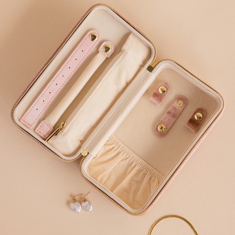 Roze fluwelen sieradendoosje van Caitlyn Minimalistisch Minimalistisch reissieradendoosje Delicate aandenkendoos Verjaardagscadeau voor vriend XR012 afbeelding 9