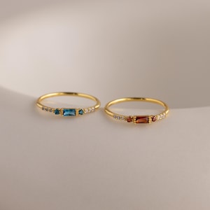 Anillo baguette con piedra de nacimiento pavé de Caitlyn Minimalist • Anillo de compromiso de diamantes delicados • Joyería para dama de honor • Regalo de cumpleaños para ella • RM180