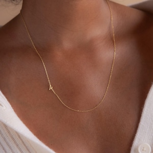 Collier Lettre Décentrée par CaitlynMinimalist • Collier Initiale Décentrée et Fine • Bijou Personnalisé • Cadeau d'Anniversaire pour Elle • NM84F78