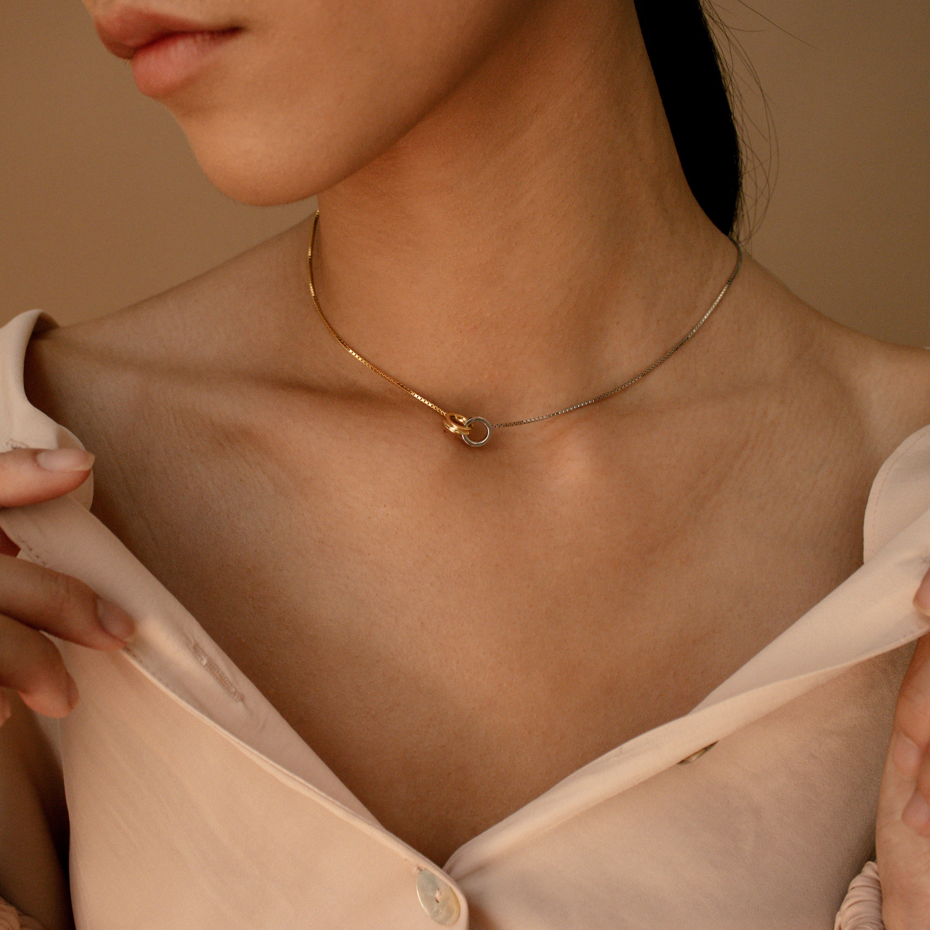 Caitlyn Minimalistのエタニティサークルネックレス • シルバー