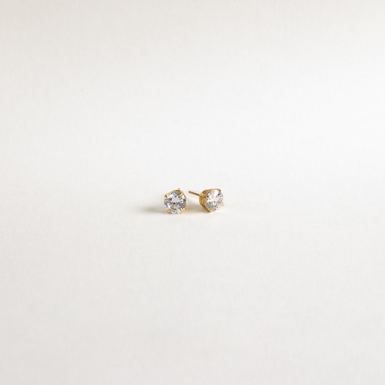 Boucles d'oreilles diamant classiques Clous d'oreilles solitaires avec diamants ronds en or et argent sterling Boucles d'oreilles minimalistes Cadeau pour elle ER163 image 6