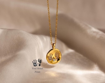 CaitlynMinimalistのベビーハンドプリントコインネックレス。足跡刻印ペンダントネックレス。誕生石を刻印したカスタムジュエリー。お母様へのギフト。NM144NI