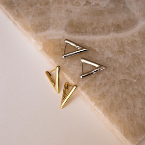 Triangle Hoop Earrings by Caitlyn Minimalist • Geometric Huggie Hoop Earrings in Gold & Silver • Unique Jewelry • Sister Gift • ER159