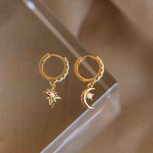 Opal Space Huggie Ohrringe von Caitlyn Minimalist • Mond- und Stern-Ohrhänger • Himmlischer Schmuck • Geschenk für die beste Freundin • ER287