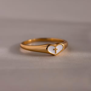 Herzkreuzring von Caitlyn Minimalist • Weißer Emaille-Siegelring • Minimalistischer Goldkreuzring • Christlicher Schmuck • Geschenk für die Tochter • RR183