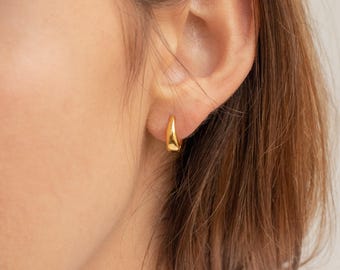 Hinged Huggie Earrings by Caitlyn Minimalist • Dainty Gold Hoop Earrings • Minimalist Jewelry • Bridesmaid Gifts • Girlfriend Gift • ER056