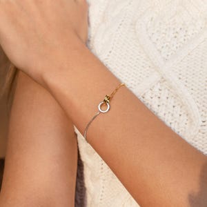 Interlocking Circles Charm Bracelet by Caitlyn Minimalist • Minimalist Infinity Bracelet in Gold & Silver • Accessories for Mom • BR035