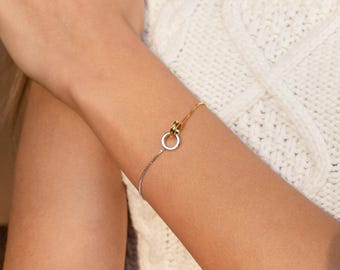 Interlocking Circles Charm Bracelet by Caitlyn Minimalist • Minimalist Infinity Bracelet in Gold & Silver • Accessories for Mom • BR035