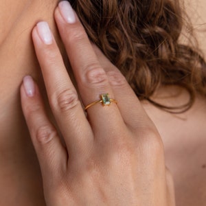 Achat Smaragd Ring von Caitlyn Minimalistisch Grüner Kristall Geburtsstein Ring Vintage Art Deco Schmuck Versprechen Ring, Geschenk für Freundin RR086 Bild 2
