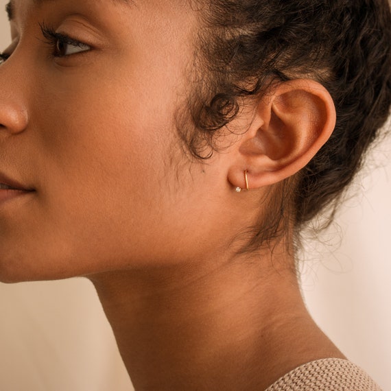 日本未入荷【Caitlyn Minimalist】クリアムーン ハギー ピアス Dainty Diamond Pave Huggies & Stud Earrings Set | Caitlyn