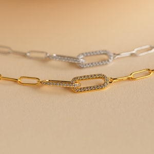 Bracelet à maillons pavé de diamants par Caitlyn Minimalist Bracelet chaîne avec trombone délicat Bijoux minimalistes Cadeaux d'anniversaire BR044 image 4