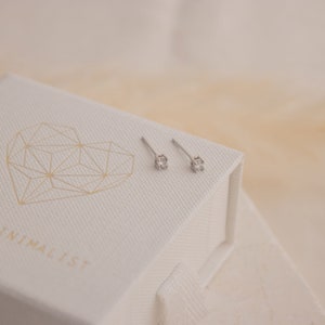 Kleine 2-mm-Diamantohrstecker von Caitlyn Minimalist Zierliche Diamantohrringe Perfekte Ohrstecker für den Alltag, Knorpelohrringe ER203 Bild 4