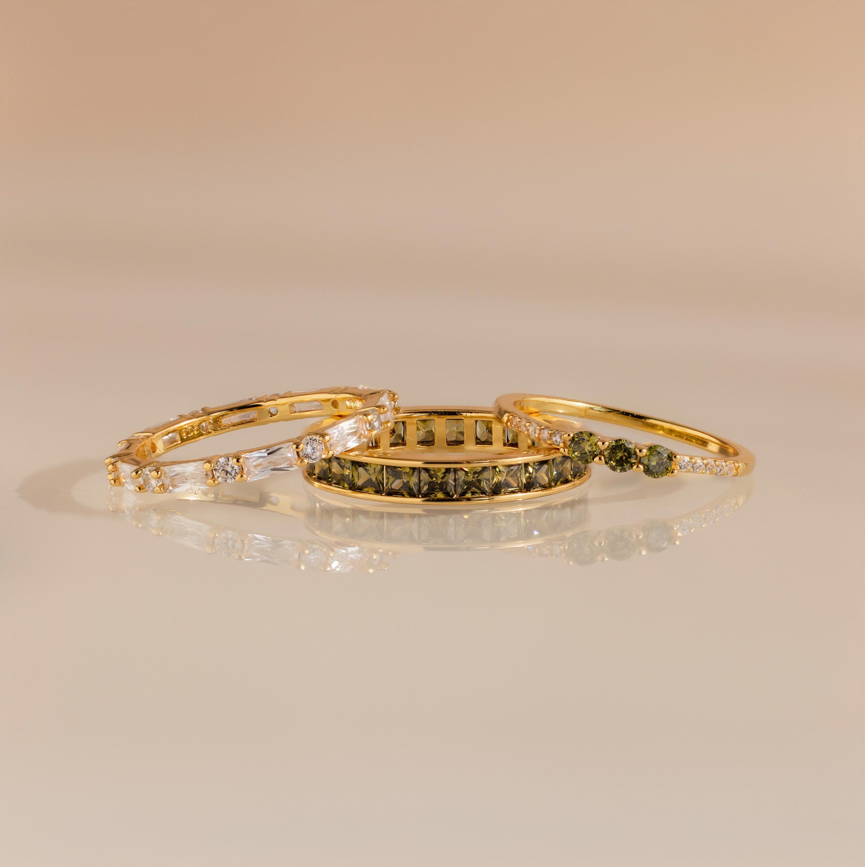 Peridot-Ring-Set von Caitlyn Minimalist • 3er-Set: Vintage Peridot- und Diamant-Stapelringe in Gold • Zierlicher Schmuck • Geschenk für die Ehefrau • RR157