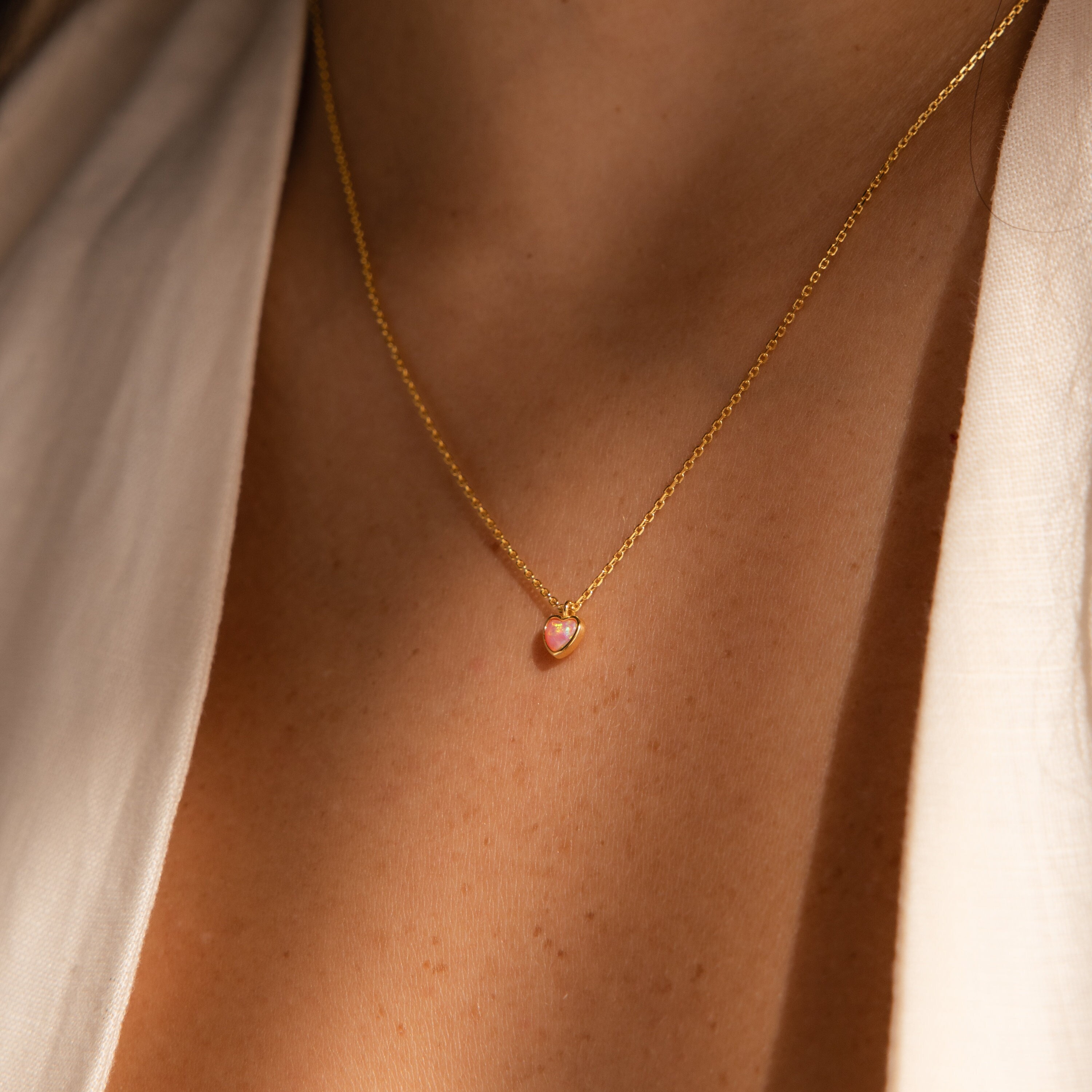Rosa Opal Herz Halskette von Caitlyn Minimalist • Rosa Edelstein Anhänger • Zierlicher Opal Schmuck • Geschenk für die Freundin • NR160