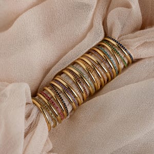 Conjunto de Anéis com Pedras de Nascimento Eternity da CaitlynMinimalist • Anel personalizado com pedra de nascimento e aro fino em ouro • Joias minimalistas • Presente para mães • RM172 imagem 7