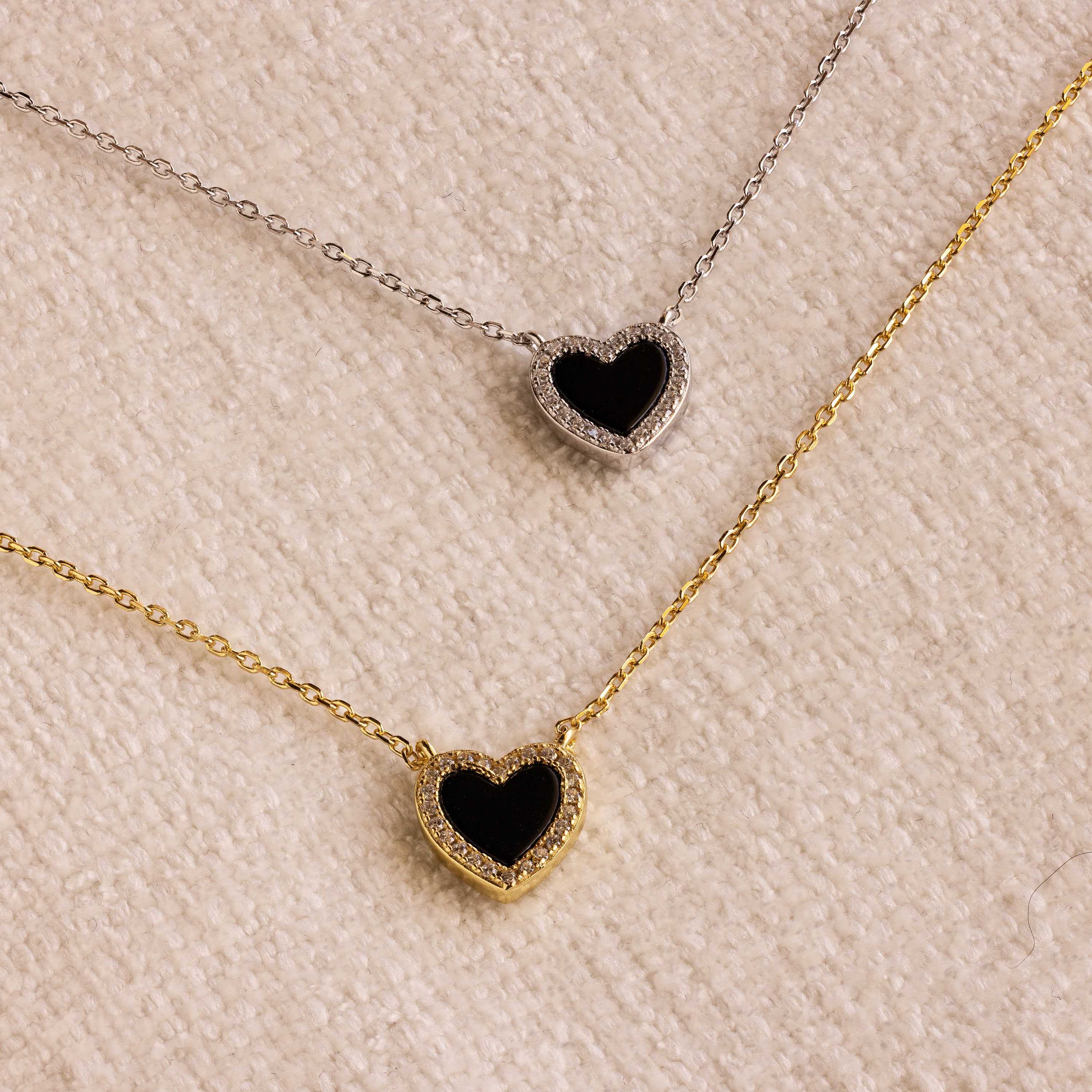 【caitlynminimalist】パヴェオニキスパフハートネックレス★ Dainty Pave Onyx Puff Heart Necklace | Caitlyn Minimalist