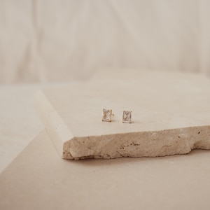 Minimalistische Smaragd-Diamant-Ohrringe • Smaragdgeschliffene Diamant-Ohrringe • Schlichte, perfekte Ohrringe • Hochzeitsohrringe • Geschenk für Sie • ER168 Bild 7