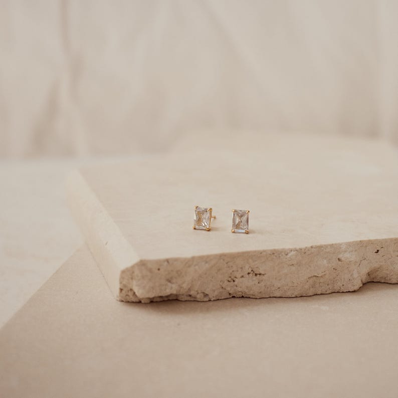 Minimalistische Smaragd-Diamant-Ohrringe • Smaragdgeschliffene Diamant-Ohrringe • Schlichte, perfekte Ohrringe • Hochzeitsohrringe • Geschenk für Sie • ER168 Bild 7