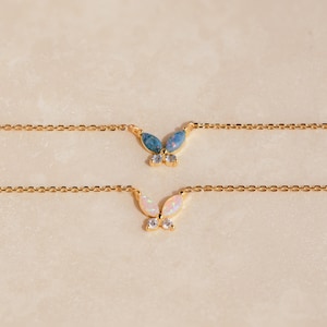 Ensemble collier papillon en opale par Caitlyn Minimalist • Collier pendentif en opale multicolore et diamants • Bijoux bleus et roses • Idée cadeau d'anniversaire