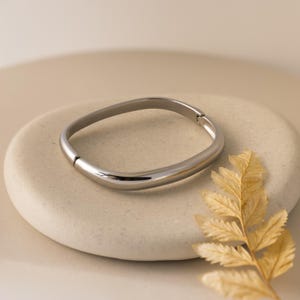 Brazalete minimalista de Caitlyn Minimalist • Brazalete cuadrado con bisagras • Brazalete llamativo apilable • Joyería de plata • Regalo para mamá • BR096