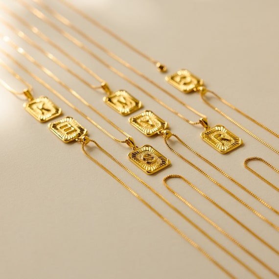 Caitlyn Minimalistのゴールドイニシャルタグネックレス