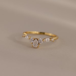 Diamantring med droppformad krona av Caitlyn Minimalist • Förlovningsring med diamanter • Bröllopssmycken • Unik present till frun • RR196