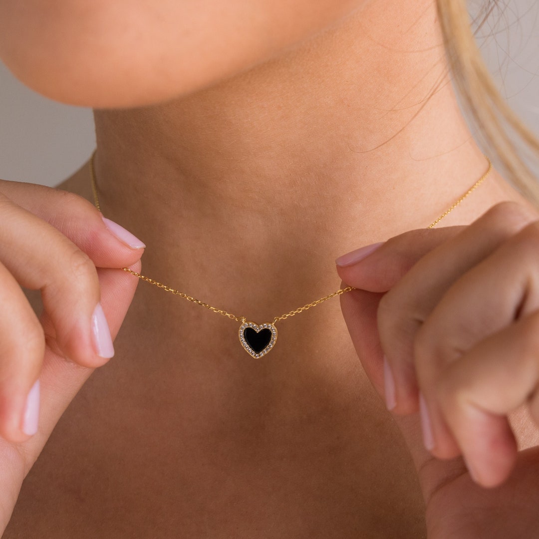 【caitlynminimalist】パヴェオニキスパフハートネックレス★ Dainty Pave Onyx Puff Heart Necklace | Caitlyn Minimalist